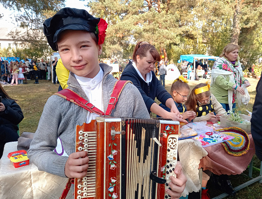 В школьном парке поселка Демьяново состоялась осенняя ярмарка, посвященная профессиональному празднику работников леса
